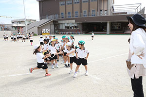 A組さんとリレー対決　ひまわり・A