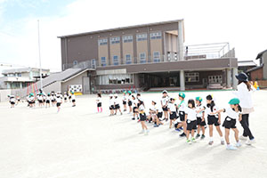 A組さんとリレー対決　ひまわり・A