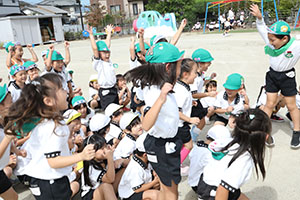A組さんとリレー対決　ひまわり・A