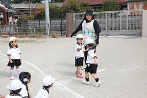 A組さんとリレー対決　ひまわり・A