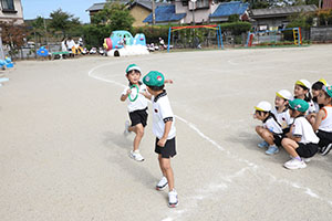 A組さんとリレー対決　ひまわり・A
