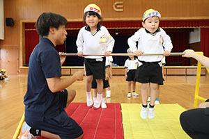 体操教室　鉄棒頑張りました　　ひまわり