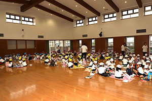 東員町中部公園遠足 　ーホールでお弁当ー　年中　 