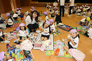 東員町中部公園遠足 　ーホールでお弁当ー　年中　 