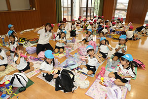 東員町中部公園遠足 　ーホールでお弁当ー　年中　 