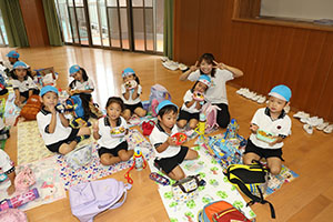 東員町中部公園遠足 　ーホールでお弁当ー　年中　 