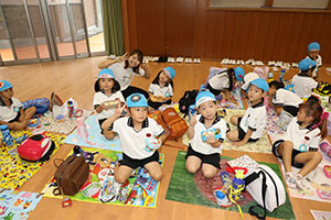 東員町中部公園遠足 　ーホールでお弁当ー　年中　 