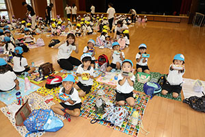 東員町中部公園遠足 　ーホールでお弁当ー　年中　 