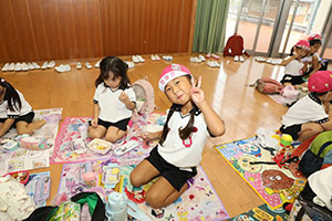 東員町中部公園遠足 　ーホールでお弁当ー　年中　 