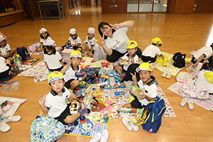東員町中部公園遠足 　ーホールでお弁当ー　年中　 