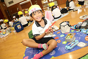 東員町中部公園遠足 　ーホールでお弁当ー　年中　 