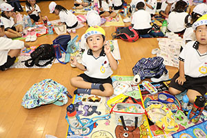 東員町中部公園遠足 　ーホールでお弁当ー　年中　 