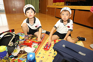 東員町中部公園遠足 　ーホールでお弁当ー　年中　 