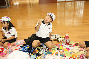 東員町中部公園遠足 　ーホールでお弁当ー　年中　 