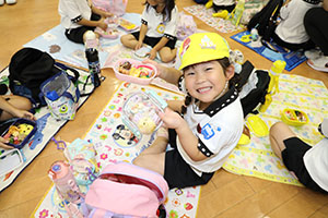 東員町中部公園遠足 　ーホールでお弁当ー　年中　 