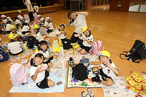 東員町中部公園遠足 　ーホールでお弁当ー　年中　 