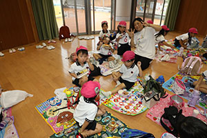 東員町中部公園遠足 　ーホールでお弁当ー　年中　 