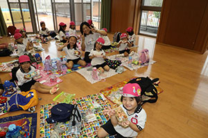 東員町中部公園遠足 　ーホールでお弁当ー　年中　 