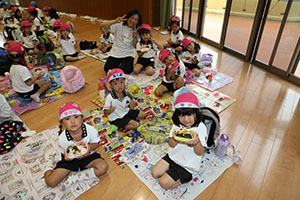 東員町中部公園遠足 　ーホールでお弁当ー　年中　 