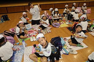 東員町中部公園遠足 　ーホールでお弁当ー　年中　 