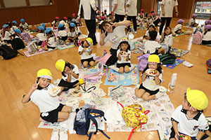 東員町中部公園遠足 　ーホールでお弁当ー　年中　 