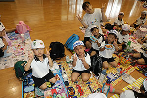 東員町中部公園遠足 　ーホールでお弁当ー　年中　 