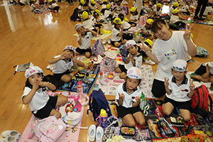 東員町中部公園遠足 　ーホールでお弁当ー　年中　 