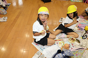 東員町中部公園遠足 　ーホールでお弁当ー　年中　 