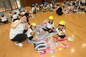 東員町中部公園遠足 　ーホールでお弁当ー　年中　 
