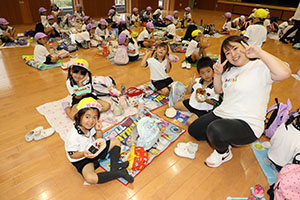 東員町中部公園遠足 　ーホールでお弁当ー　年中　 