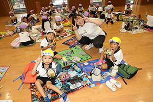 東員町中部公園遠足 　ーホールでお弁当ー　年中　 