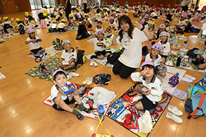 東員町中部公園遠足 　ーホールでお弁当ー　年中　 