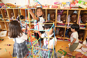 お部屋で仲良く遊びました　ばら・ひよこ　　たんぽぽ・あひる