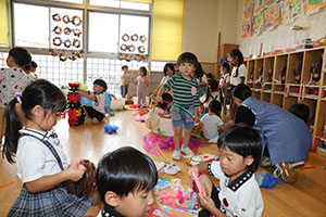 お部屋で仲良く遊びました　ばら・ひよこ　　たんぽぽ・あひる