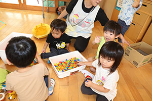 お部屋で仲良く遊びました　ばら・ひよこ　　たんぽぽ・あひる