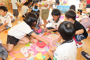 お部屋で仲良く遊びました　ばら・ひよこ　　たんぽぽ・あひる