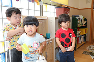 お部屋で仲良く遊びました　ばら・ひよこ　　たんぽぽ・あひる