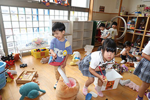 お部屋で仲良く遊びました　ばら・ひよこ　　たんぽぽ・あひる