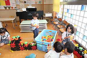 お部屋で仲良く遊びました　ばら・ひよこ　　たんぽぽ・あひる