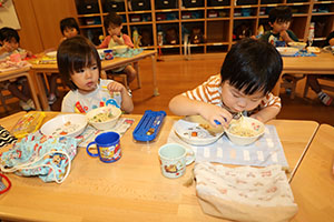 お給食の様子とみらいの給食週間　　ぺんぎん