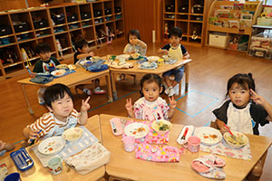 お給食の様子とみらいの給食週間　　ぺんぎん