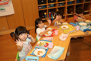 お給食の様子とみらいの給食週間　　ぺんぎん