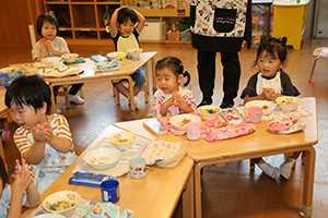お給食の様子とみらいの給食週間　　ぺんぎん
