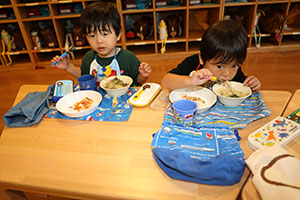 お給食の様子とみらいの給食週間　　ぺんぎん