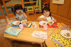 お給食の様子とみらいの給食週間　　ぺんぎん