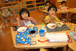 お給食の様子とみらいの給食週間　　ぺんぎん