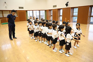 体操教室　ー鉄棒ー　ばら