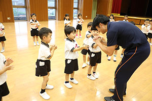 体操教室　ー鉄棒ー　ばら