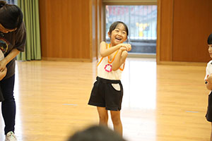 体操教室　ー鉄棒ー　ばら