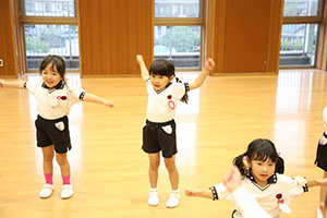 体操教室　ー鉄棒ー　ばら